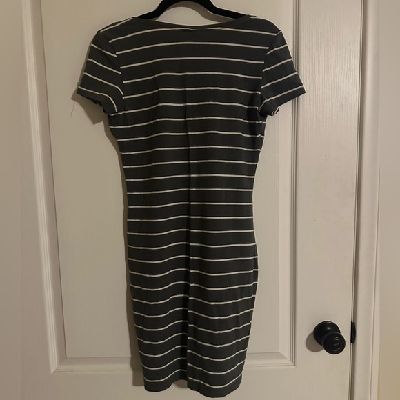 B2G1FREE H&M Basic Charcoal and White Striped V Neck T Shirt Dress Size 5 - Picture 3 of 5